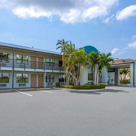 Baymont By Wyndham Punta Gorda/Port Charlotte Hotel Exterior photo