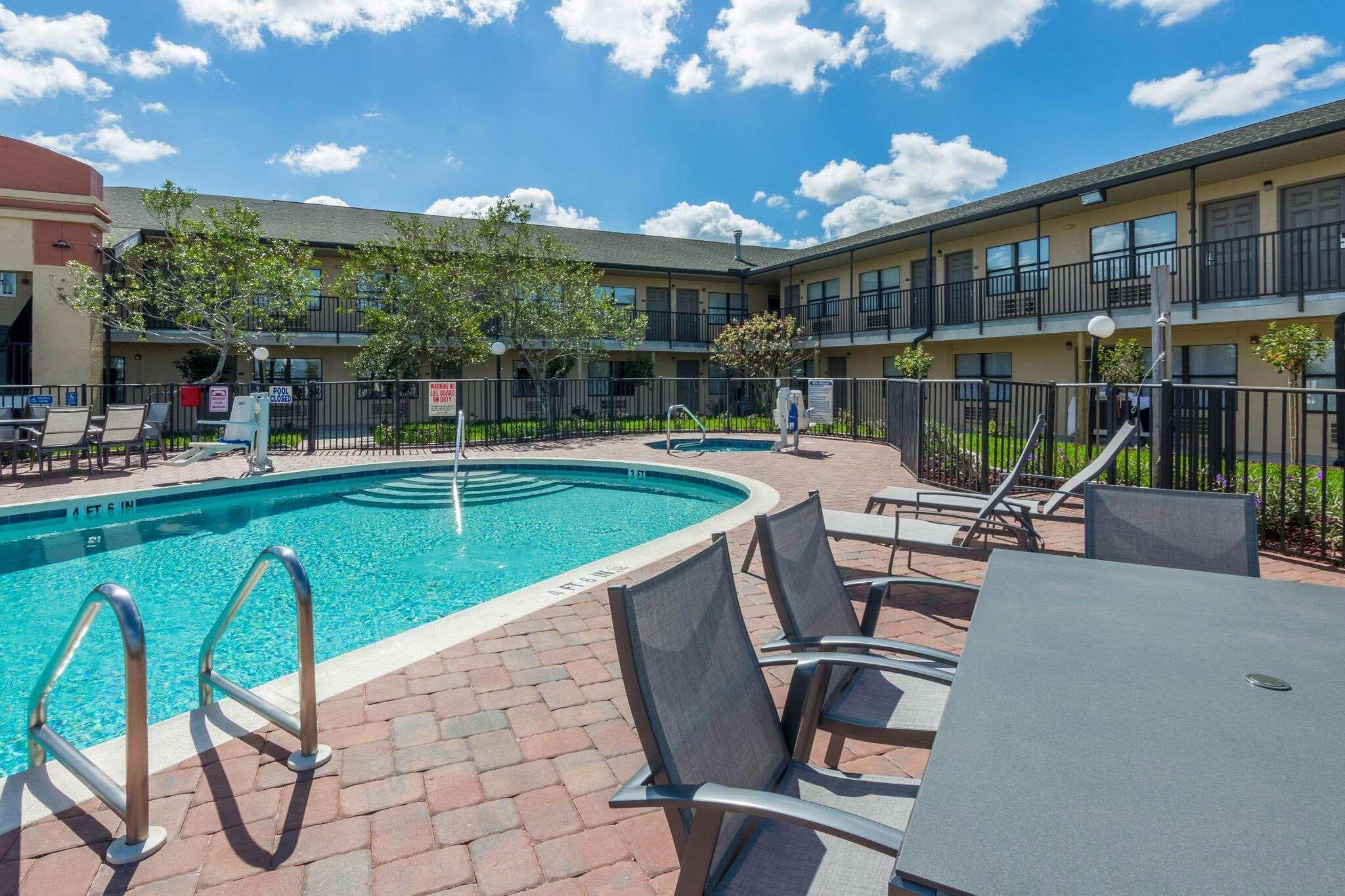 Baymont By Wyndham Punta Gorda/Port Charlotte Hotel Exterior photo