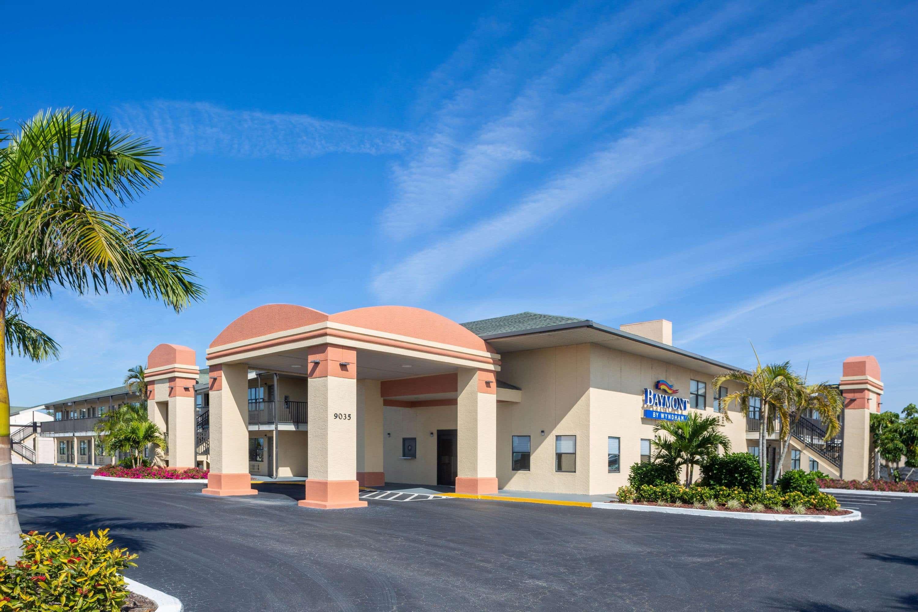 Baymont By Wyndham Punta Gorda/Port Charlotte Hotel Exterior photo