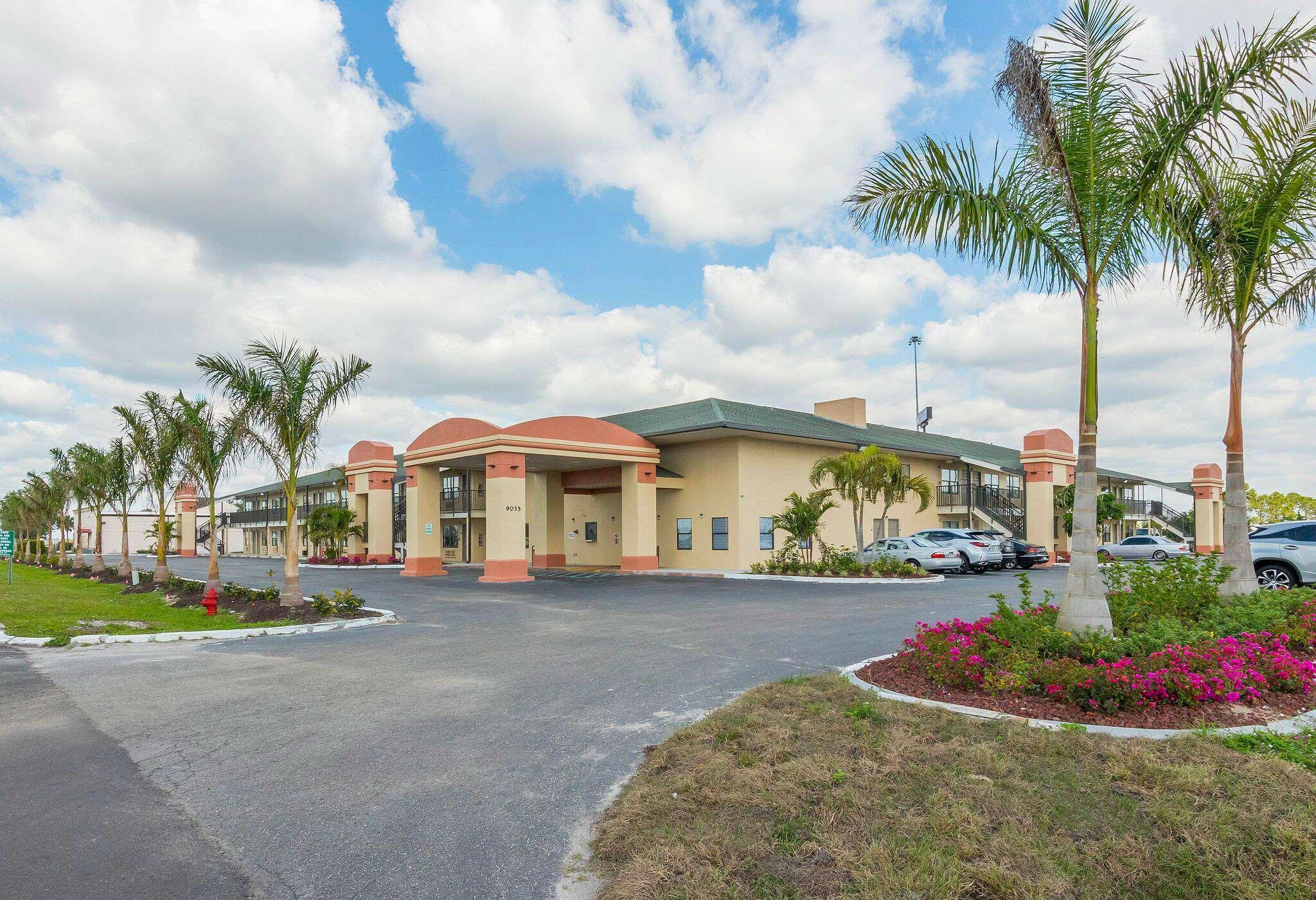 Baymont By Wyndham Punta Gorda/Port Charlotte Hotel Exterior photo