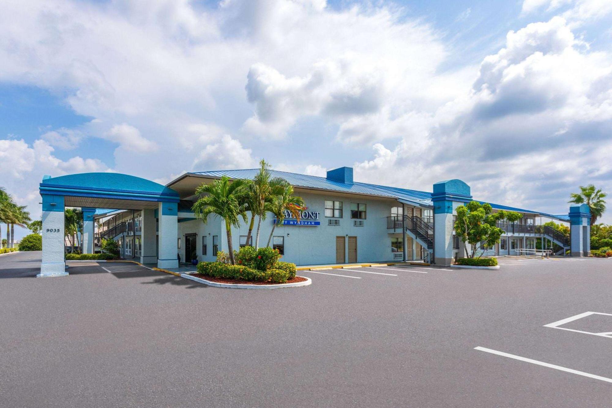 Baymont By Wyndham Punta Gorda/Port Charlotte Hotel Exterior photo