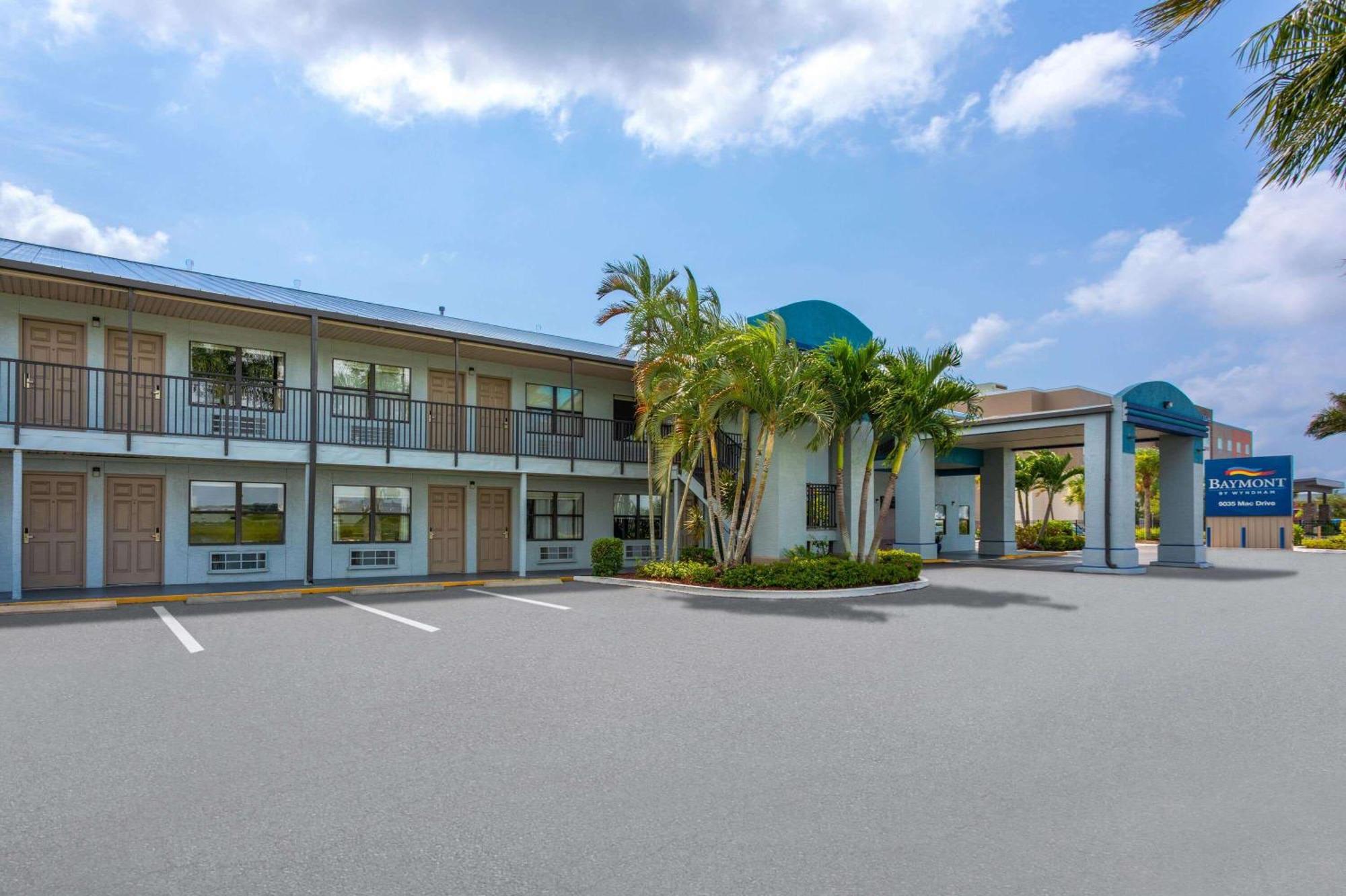 Baymont By Wyndham Punta Gorda/Port Charlotte Hotel Exterior photo