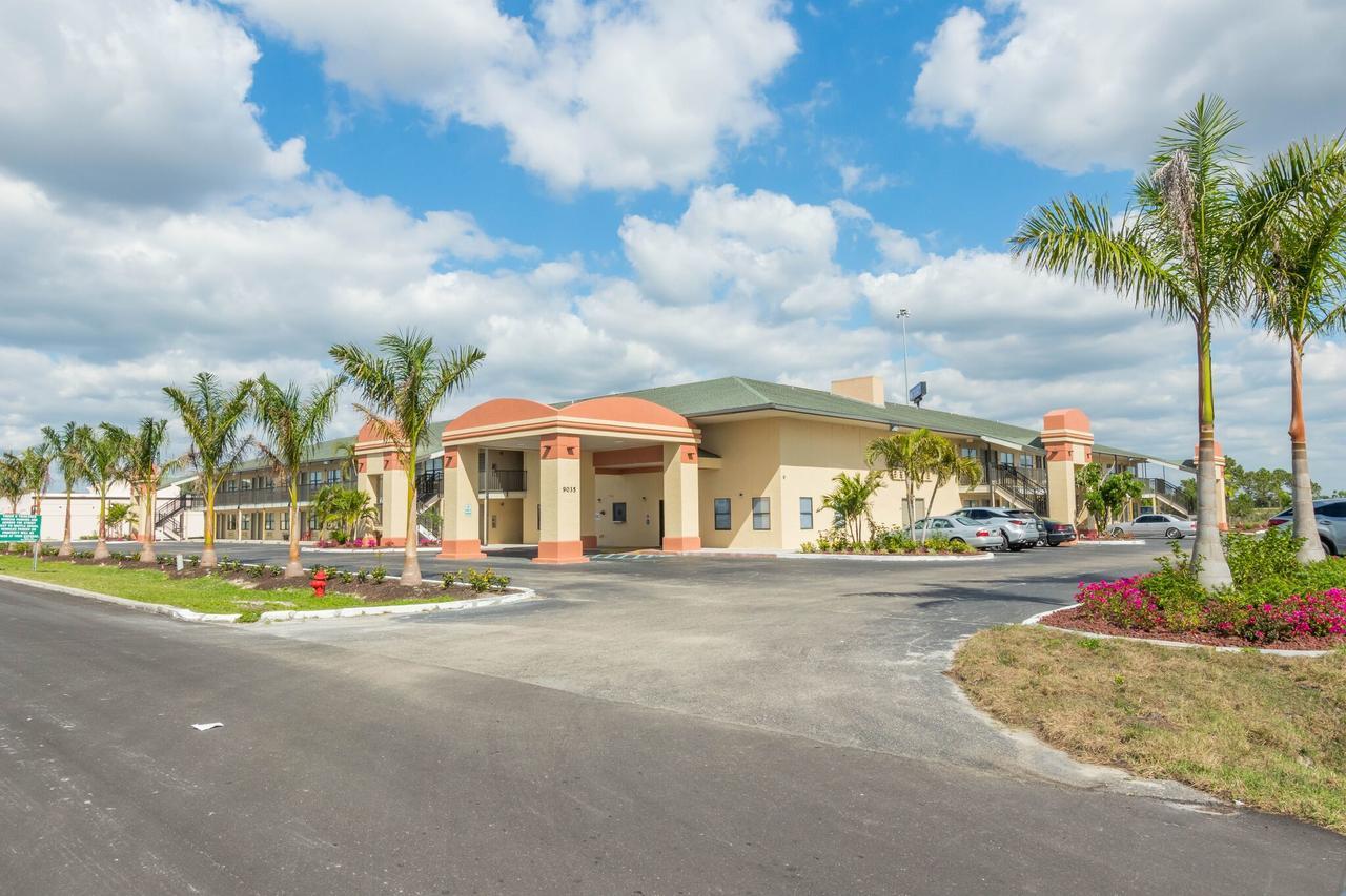 Baymont By Wyndham Punta Gorda/Port Charlotte Hotel Exterior photo