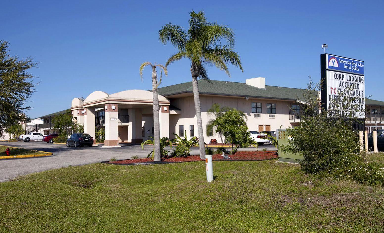 Baymont By Wyndham Punta Gorda/Port Charlotte Hotel Exterior photo